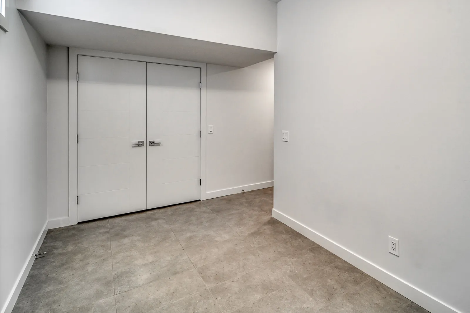 94 23 St NW Custom Home - Image 1